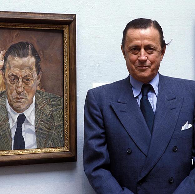 El barón Thyssen posa junto a un retrato suyo en una imagen de 1984. 