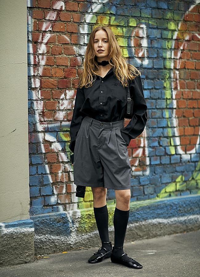 Imagen - Look con bermudas grises/SPOTLIGHT LAUNCHMETRICS