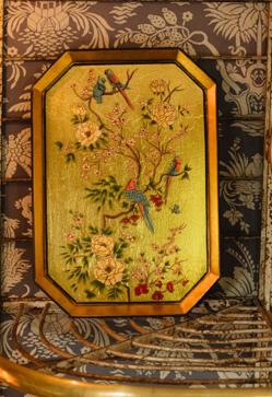 Imagen secundaria 2 - La lámpara yute floral cuesta 180 euros; los cojines de terciopelo grandes, 75 euros; y la bandeja dorada hecha a mano, 150 euros.