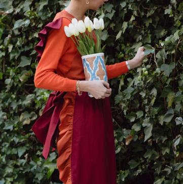 Imagen secundaria 1 - Conjunto de bata (140 euros) y camisón (95 euros), delantal falda de lino (85 euros); y manta con logo (65 euros). Todo de The IQ Home Collection. 