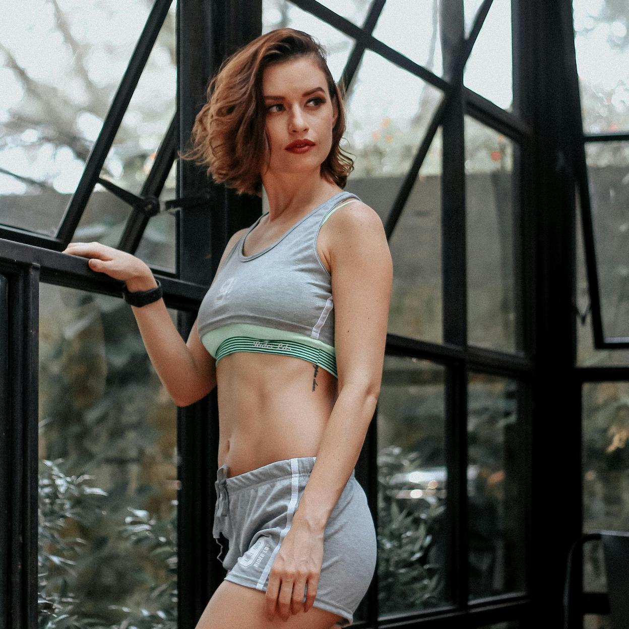 Mujer posando con ropa deportiva