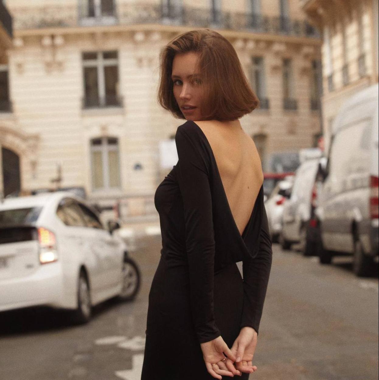 Influencer con vestido negro elegante