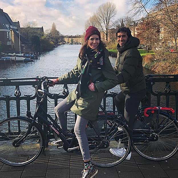 Raúl González y Mamen Sanz, en los canales de Ámsterdam. 