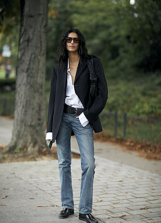 Imagen - Una mujer con camisa blanca y vaqueros. Foto: Launchmetrics spotlight