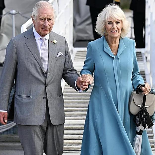 Hace unos días Carlos y Camila celebraban sus 19 años de casados.. 