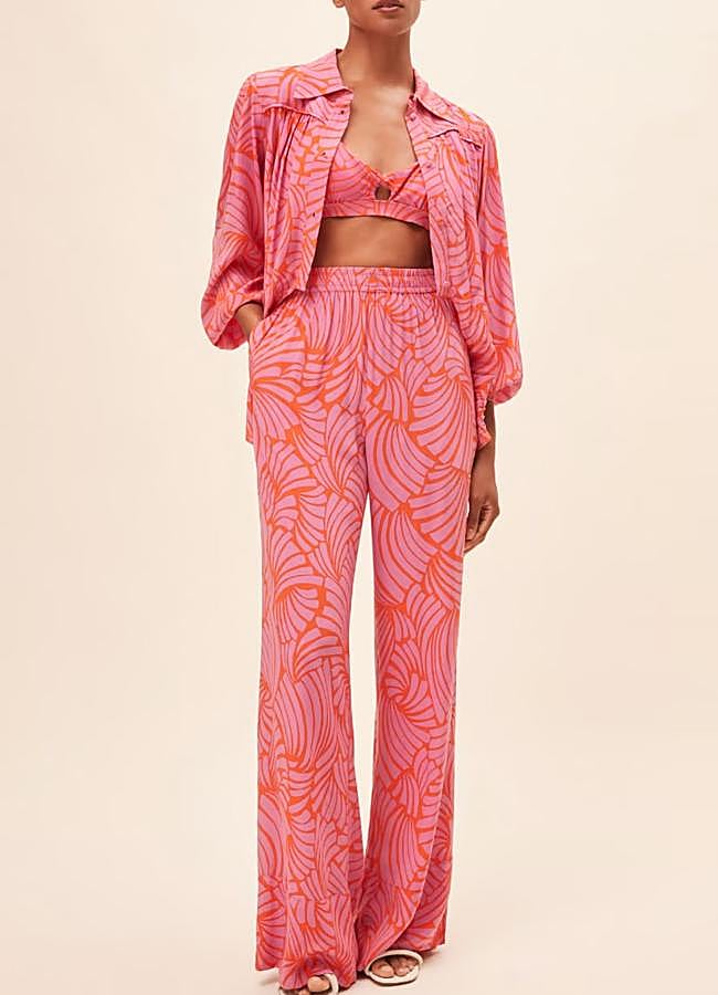 Imagen - Conjunto estampado rosa y rojo de Suncoo: pantalón 116 euros y camisa 76 euros.