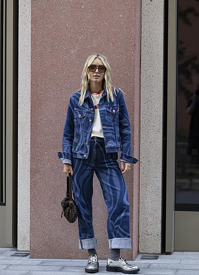 Imagen - Una mujer con total look en denim. Foto: launchmetrics spotlight.