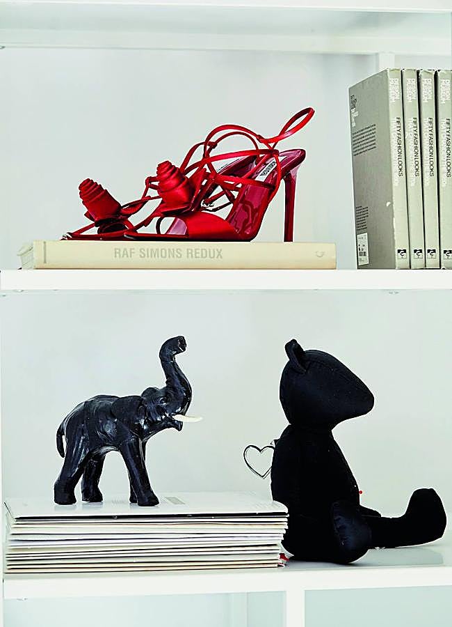 Imagen - Detalle de la estantería de Juan Vidal. Por: Alex Rivera.