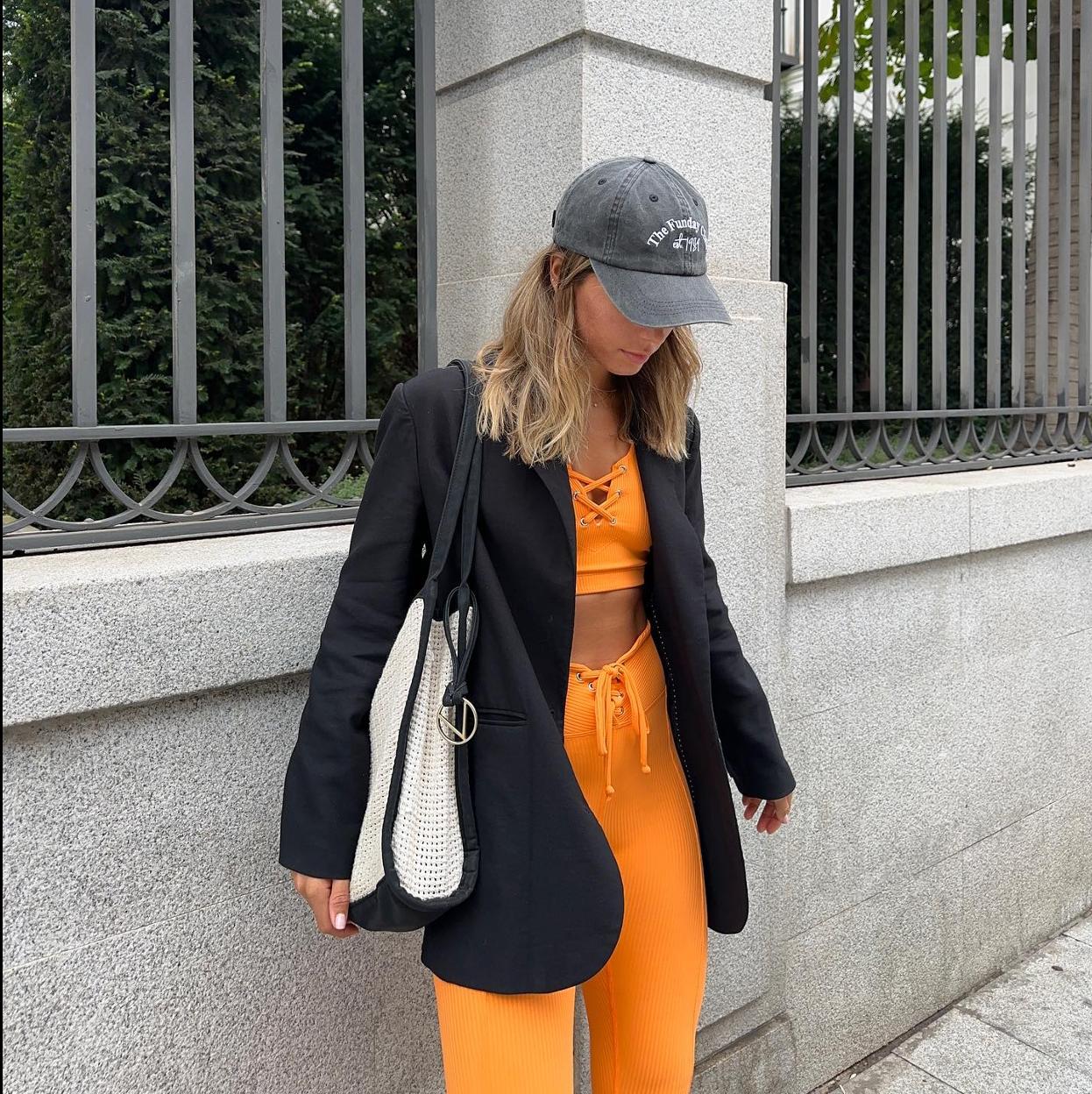 influencer posando con ropa de deporte