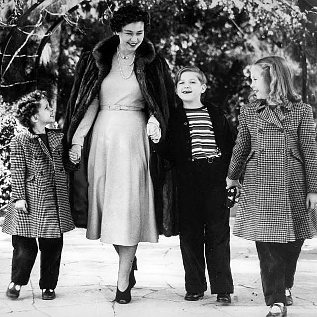 Doña Sofía, a la derecha, junto a su madre, la reina Federica, y sus hermanos, Irene y Constantino de Grecia.