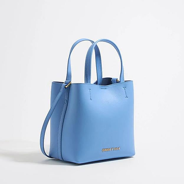 Bolso mini en azul de Bimba y Lola (225 euros).
