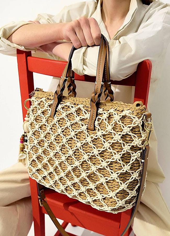 Imagen - Bolso de rafia adornado con macramé