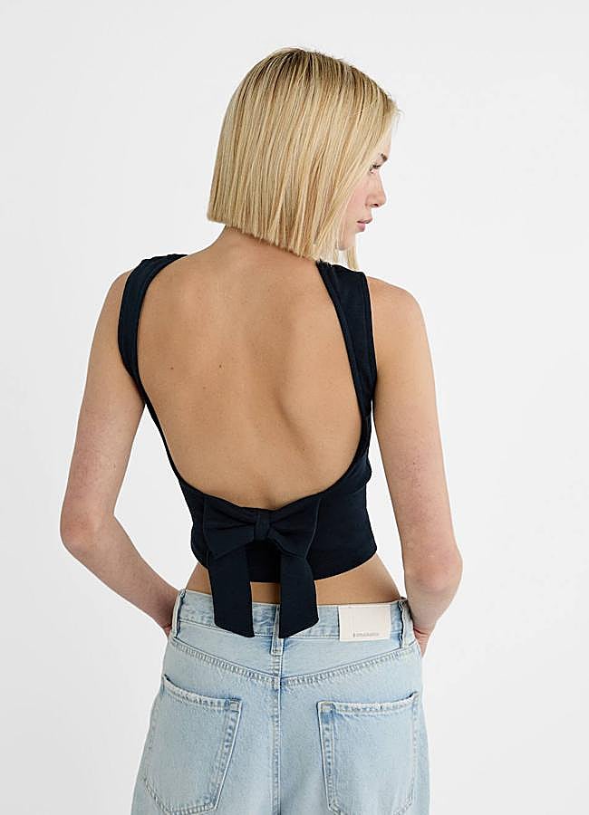 Imagen - Camiseta con espalda al descubierto adornada con lazo