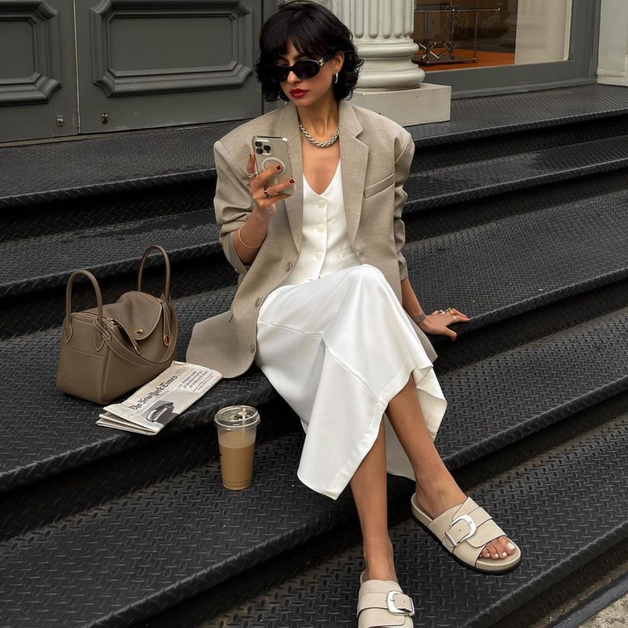 La influencer Venetia Alia con una falda blanca