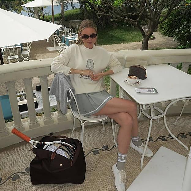 Aprobadas por las más elegantes: las faldas de tablas estilo tenis son la nueva compra esencial de la primavera