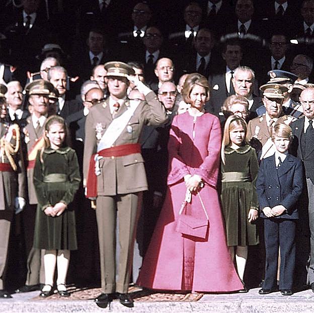 El icónico vestido de doña Sofía en la proclamación del rey Juan Carlos I. 