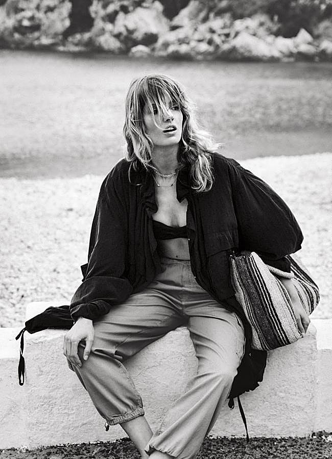 Imagen - Sujetador de Mango x Victoria Beckham, pantalón cargo de Green Coast en El Corte Inglés y cazadora de Isabel Marant. El bolso de rafia es de Soeur y los pendientes y el collar de cuentas, de Aristocrazy.