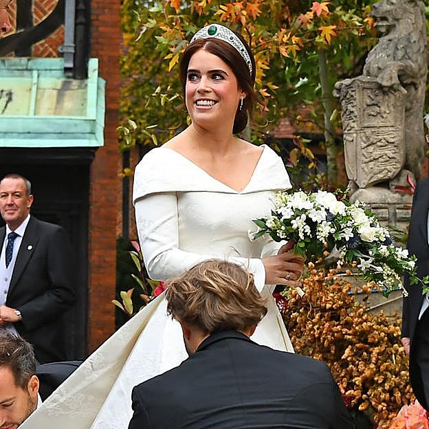 Eugenia de York se casó con la tiara de diamantes y esmeraldas Kokoshnik de Margaret Grevlle.