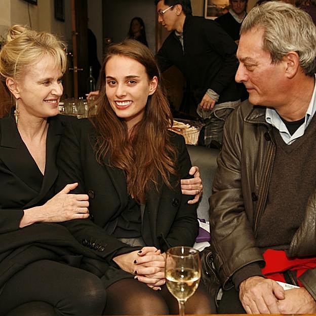 Siri Hustvedt y Paul Auster con su hija en común, Sophie Auster.
