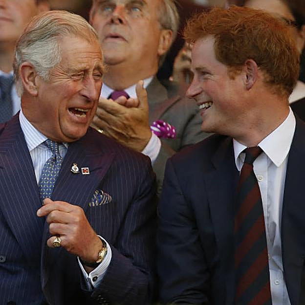 El rey Carlos III y su hijo, el príncipe Harry. 