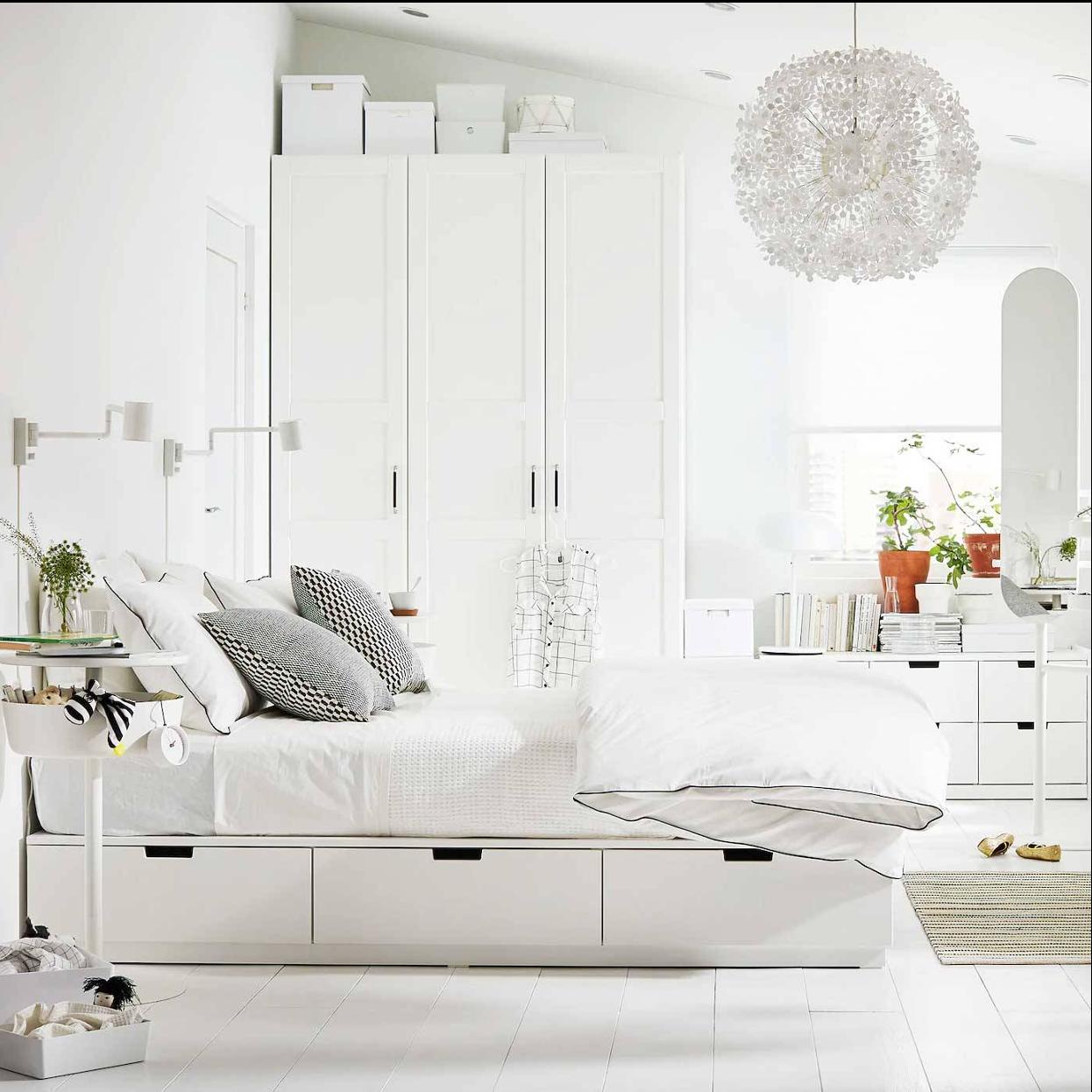 Dormitorio de IKEA en blanco con espacio de almacenaje.