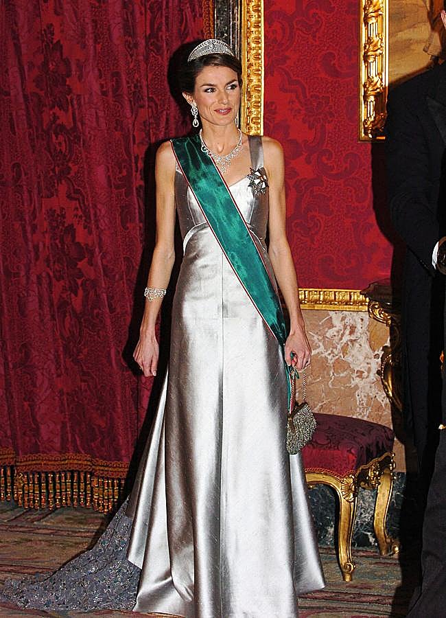 Imagen - La primera vez que doña Letizia transformó el vestido de Caprile, para una cena con el presidente de Hungría en 2006. Foto: Gtres.