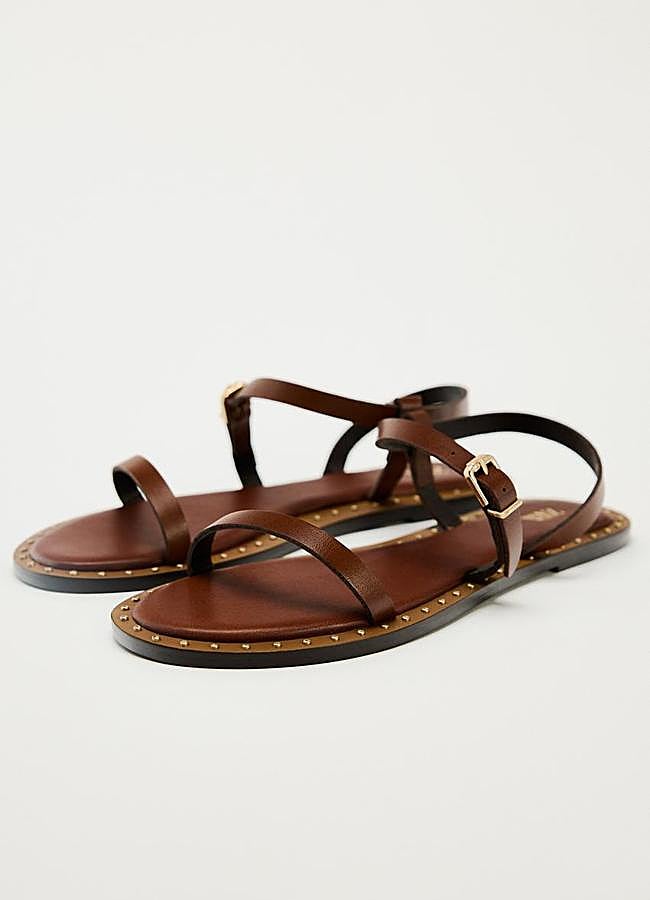 Imagen - Sandalias planas en color marrón con tachuelas de Zara.