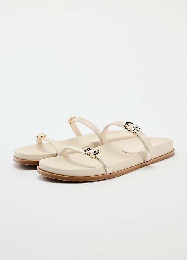 Imagen - Sandalias con hebillas en crema de Zara.