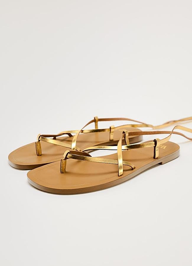 Imagen - Sandalias de tiras en color dorado de Zara.