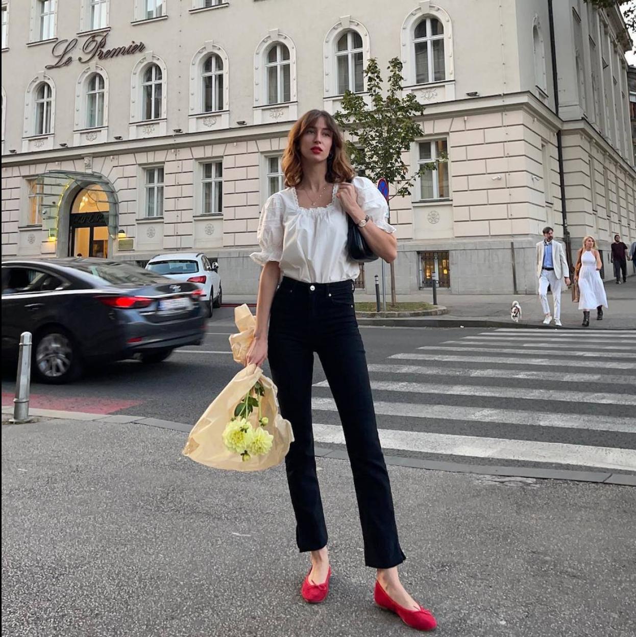 Influencer francesa con top romántico