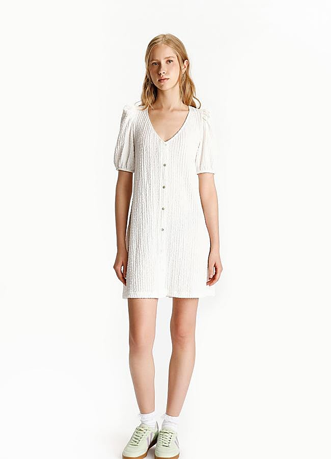 Imagen - Vestido mini de manga corta en blanco de Lefties (9,99 euros).