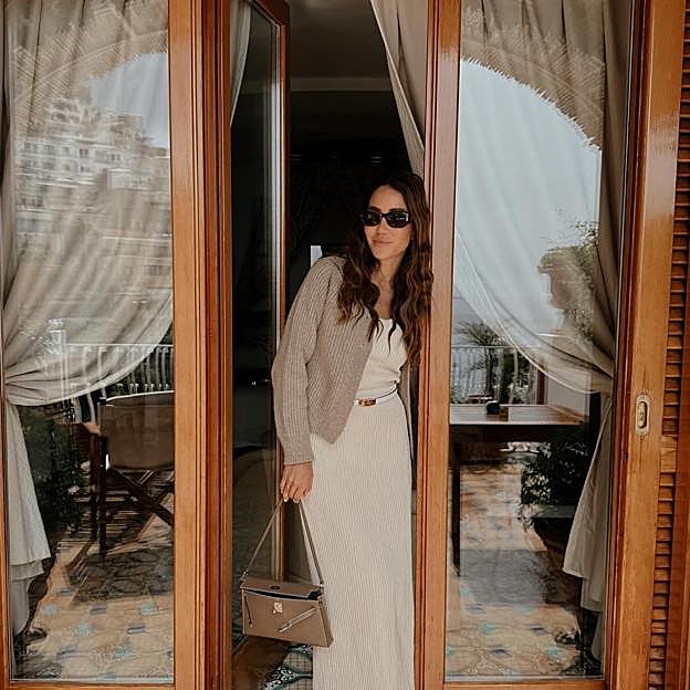 Me puse este vestido corto y blanco de H&M que cuesta menos de 20 euros y triunfé entre mis amigas