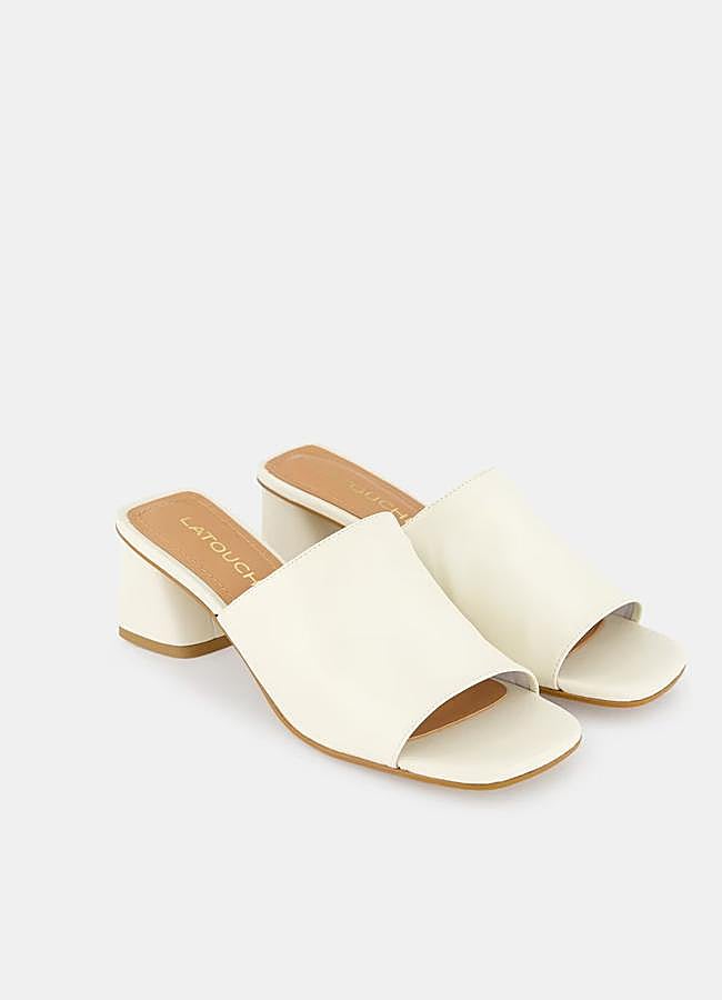 Imagen - Mules con tacón cuadrado en blanco de Latouche.