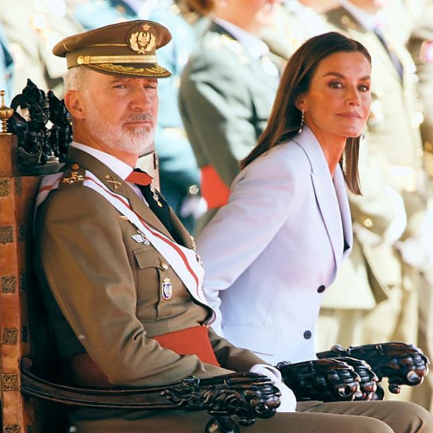Letizia busca a Leonor entre los cadetes.