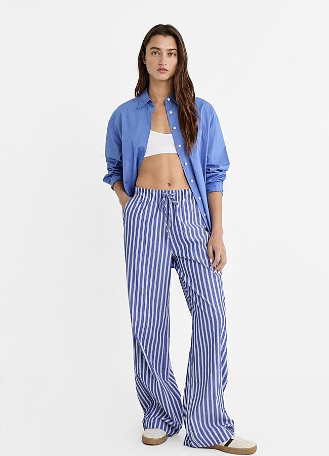 Imagen - Pantalón fluido con estampado de rayas de Stradivarius. Foto: Stradivarius.