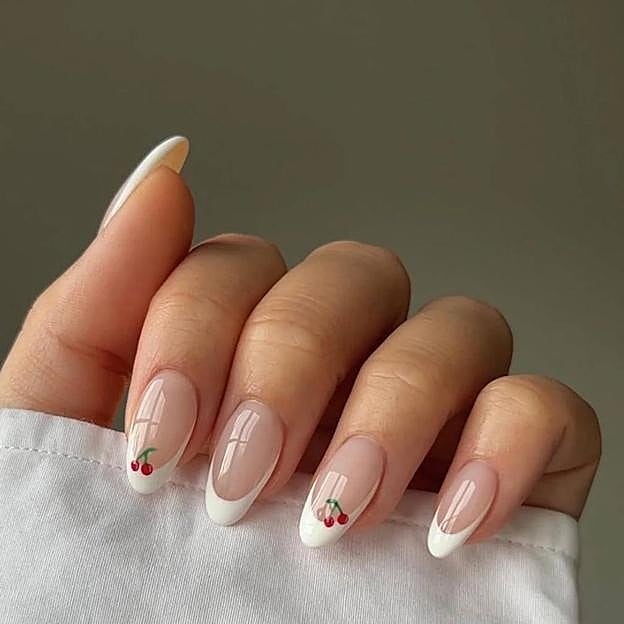 Manicura francesa con cerezas