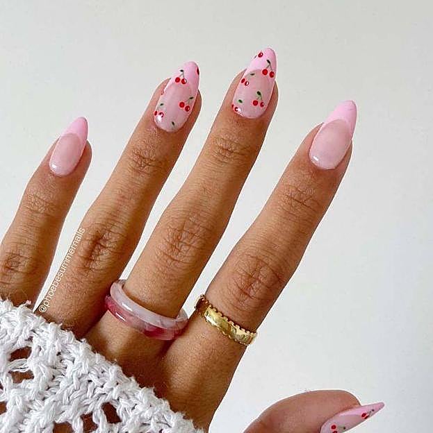 Manicura color rosa tipo cherry nails