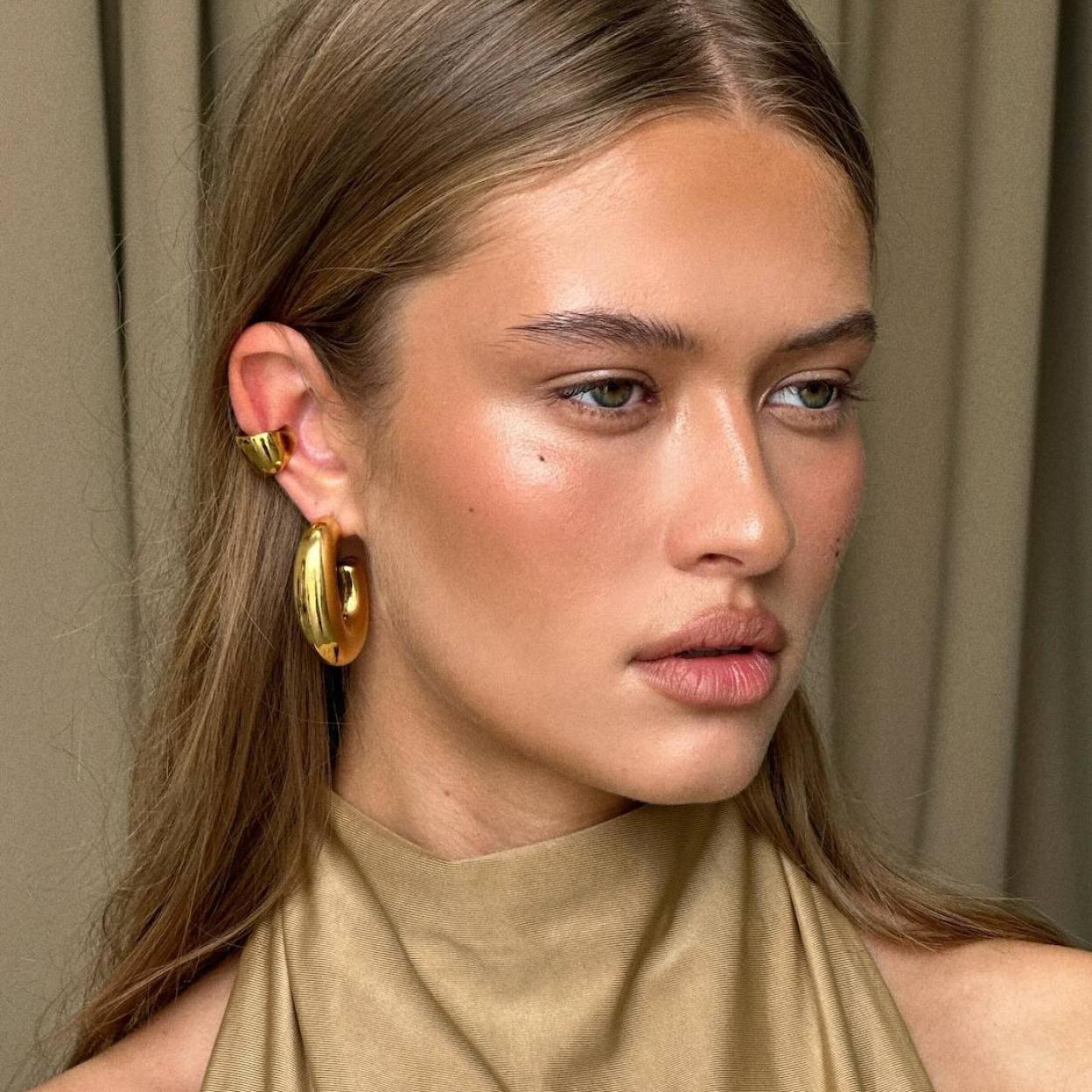 Influencer con piel luminosa