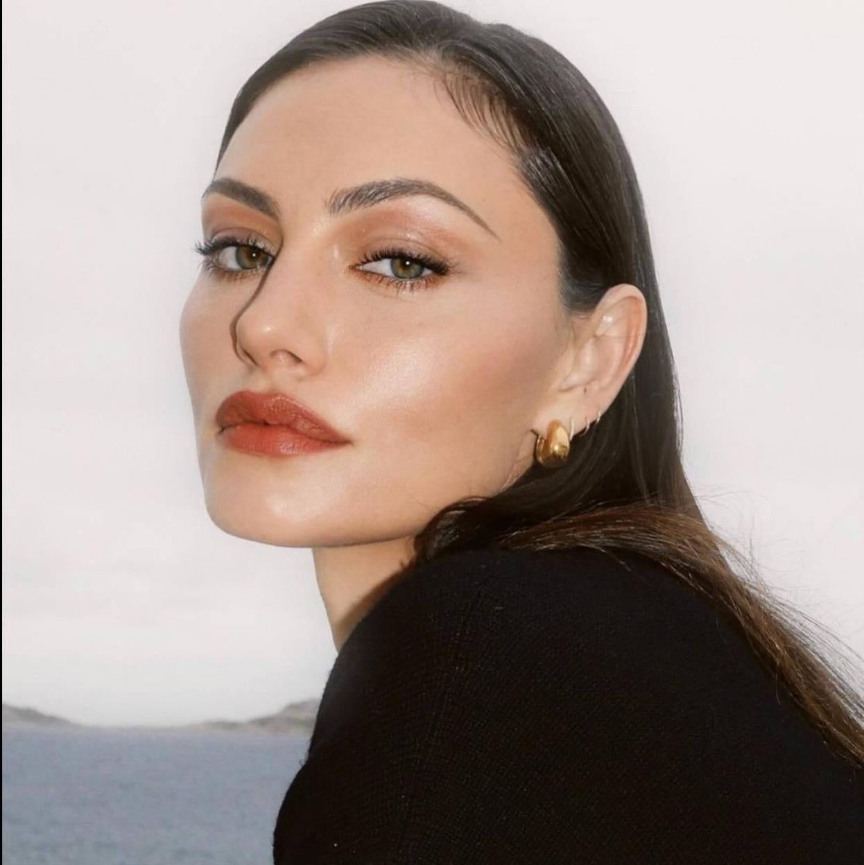 Phoebe Tonkin con piel luminosa efecto glass skin