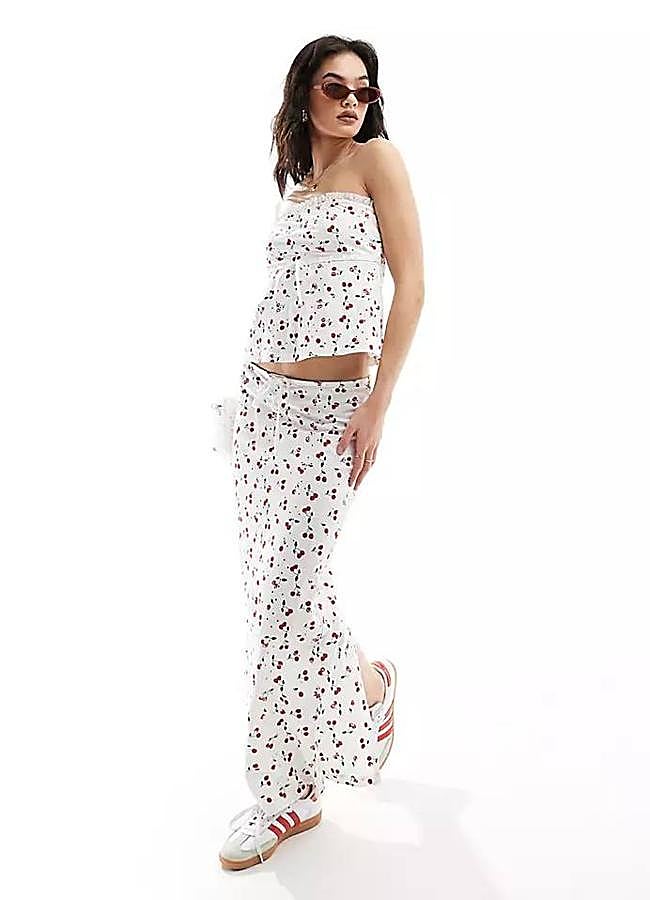 Imagen - Total look en estampado de cerezas estilo Y2K