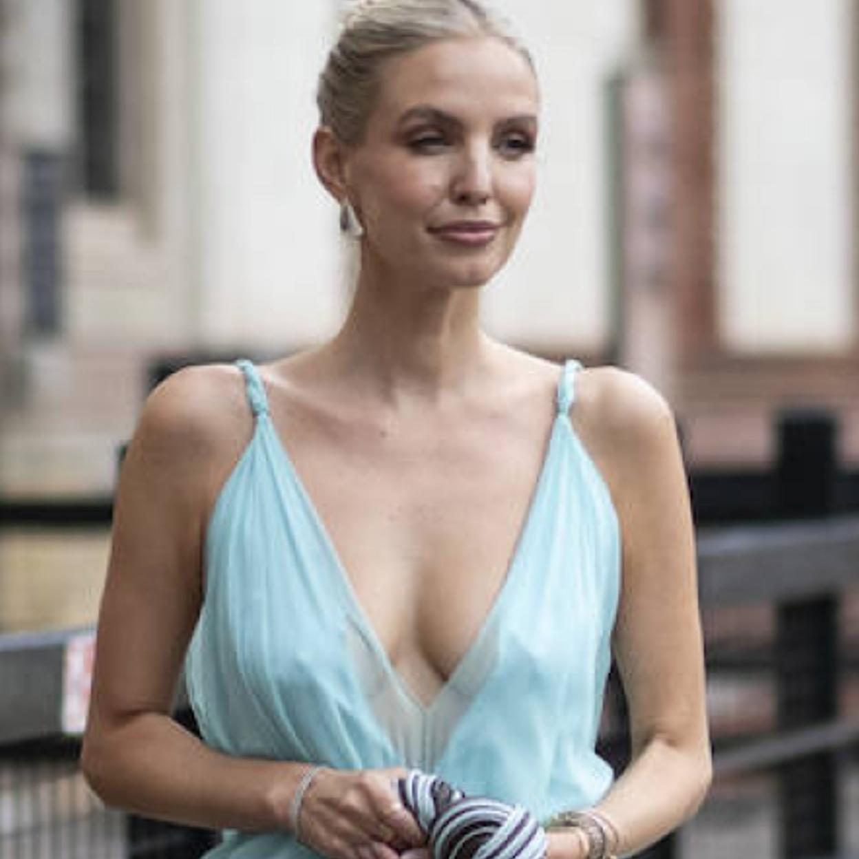 Influencer con vestido azul veraniego