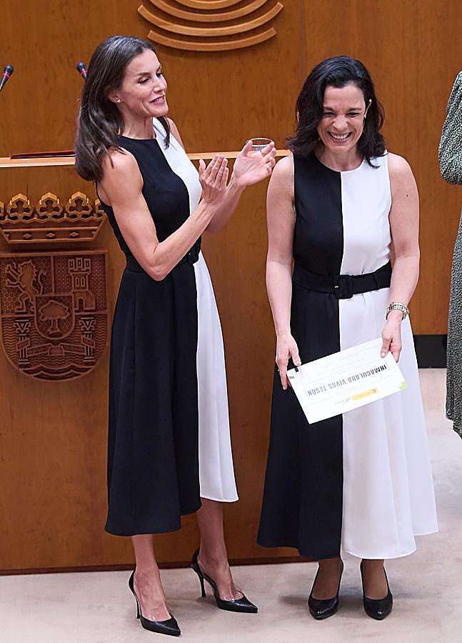 Imagen - El momento en el que Letizia y la invitada coinciden con el vestido de mango. / LIMITED PICTURES