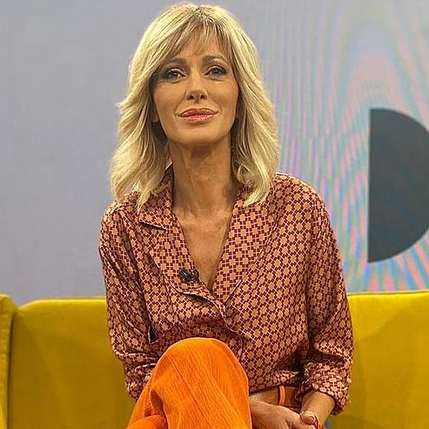 La camisa estampada más original y unos pantalones anchos con truco, el look de Susanna Griso que es perfecto para primavera