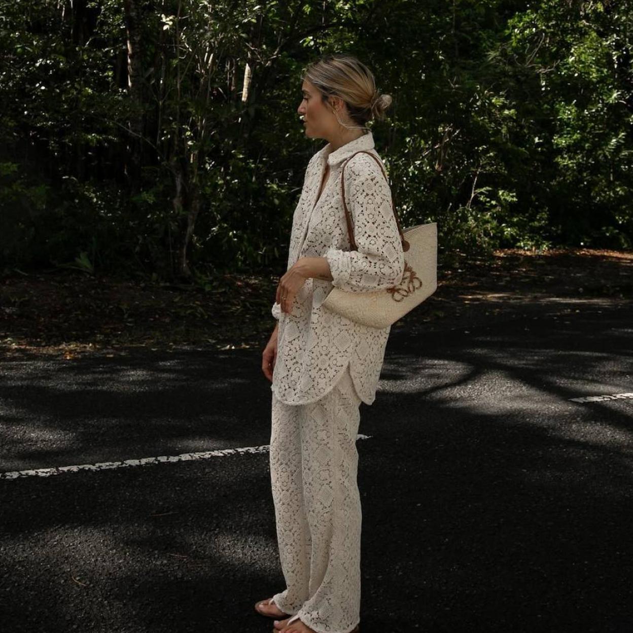 Influencer con conjunto de encaje