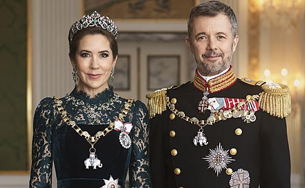 Federico y Mary de Dinamarca espectaculares en sus nuevos retratos oficiales. 