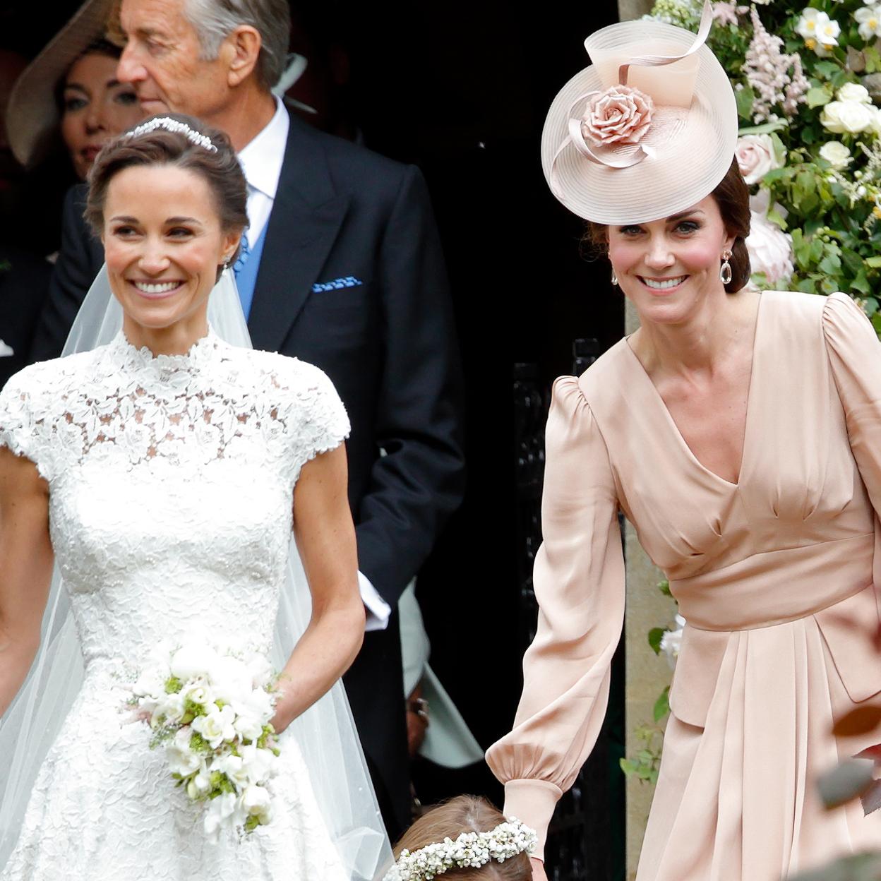 Kate Middleton, junto a su hermana Pippa el día de su boda. 