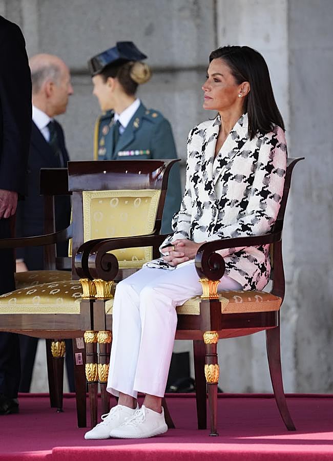 Imagen - La reina Letizia con zapatillas blancas. / LIMITED PICTURES