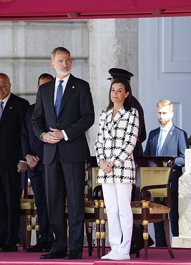 Imagen - La reina Letizia con una chaqueta de Uterqüe. / LIMITED PICTURES