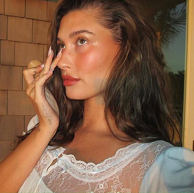 Hailey Bieber con maquillaje sunset blush