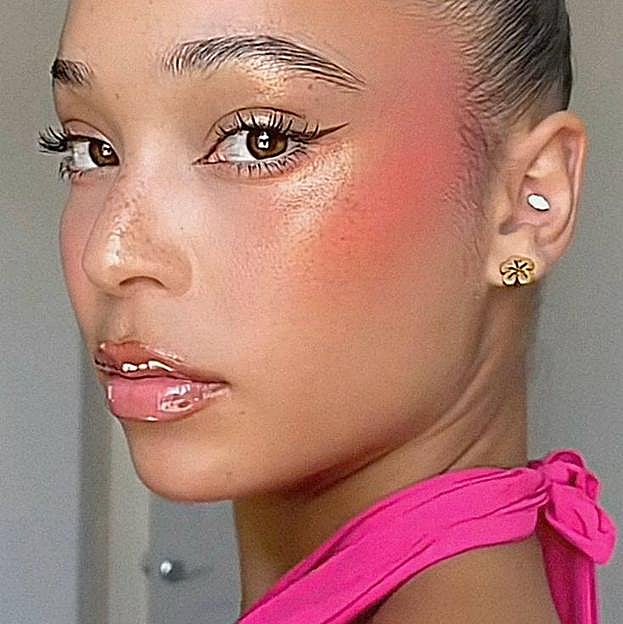 Influencer con colorete tendencia sunset blush